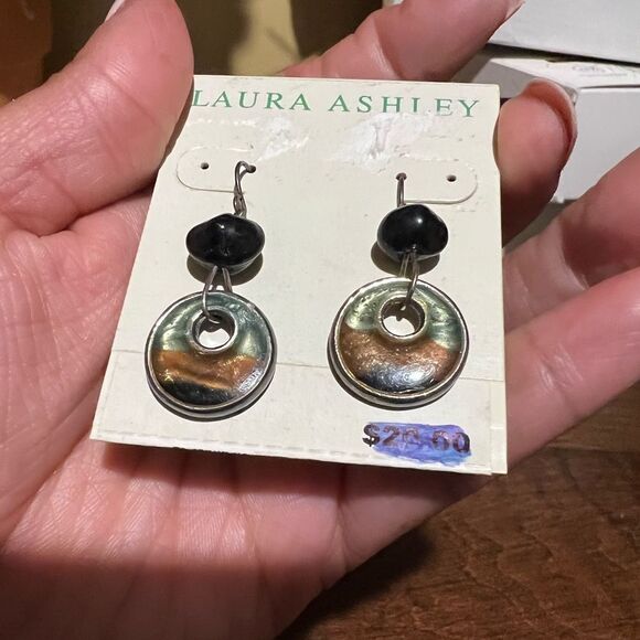 🆕 LAURA ASHLEY EARRINGS - Picture 2 of 3